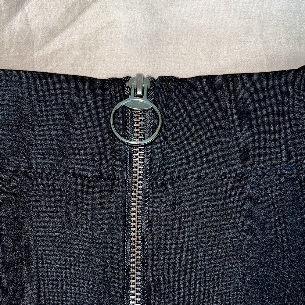 Tobi Front-Zip Mini - Picture 2 of 10